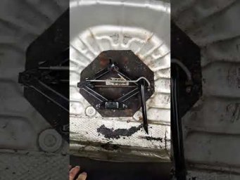 Где лежит домкрат и баллонник в Ford Mondeo 3? Ответ за 30 секунд.