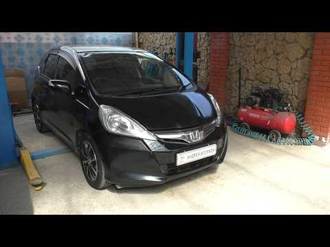 Замена передних тормозных колодок на Honda FIT 1,5 Хонда Фит 2009 года
