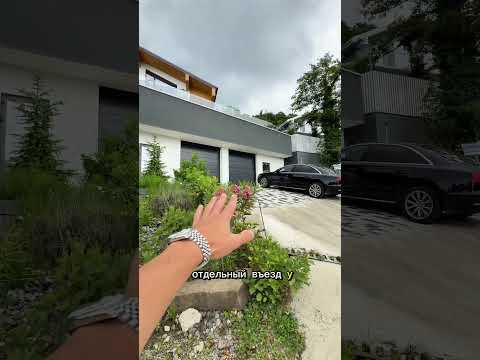 Дом в Сочи с бассейном и видом на горы.